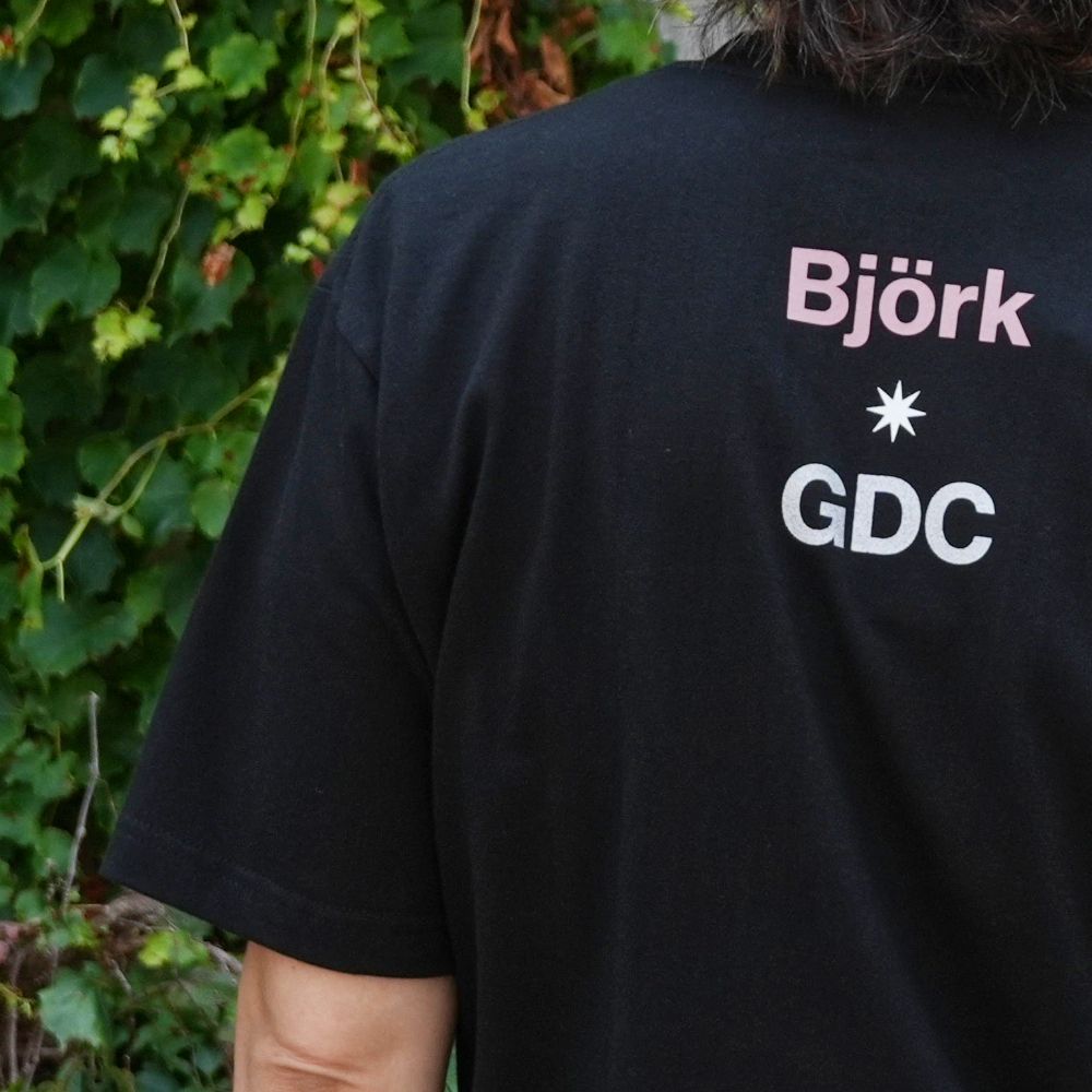 【ラスト1点】【Bjork by Kevin Cummins×GDC】Color Tee (BLACK) / ×Bjork by Kevin Cummins コラボ Tシャツ