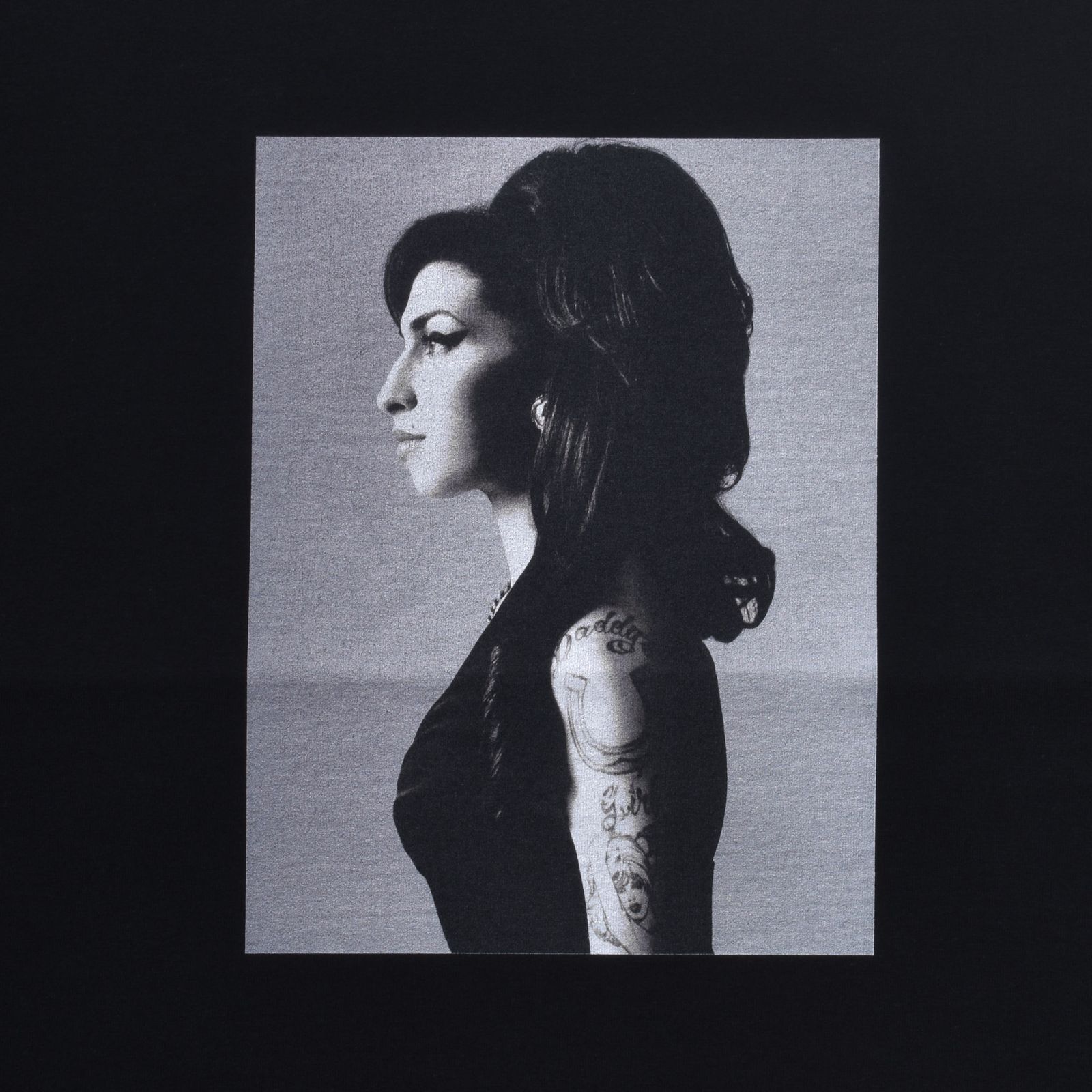 Amy Winehouse "Profile" Photo S/S Tee (BLACK) / エイミー・ワインハウス コラボ Tシャツ
