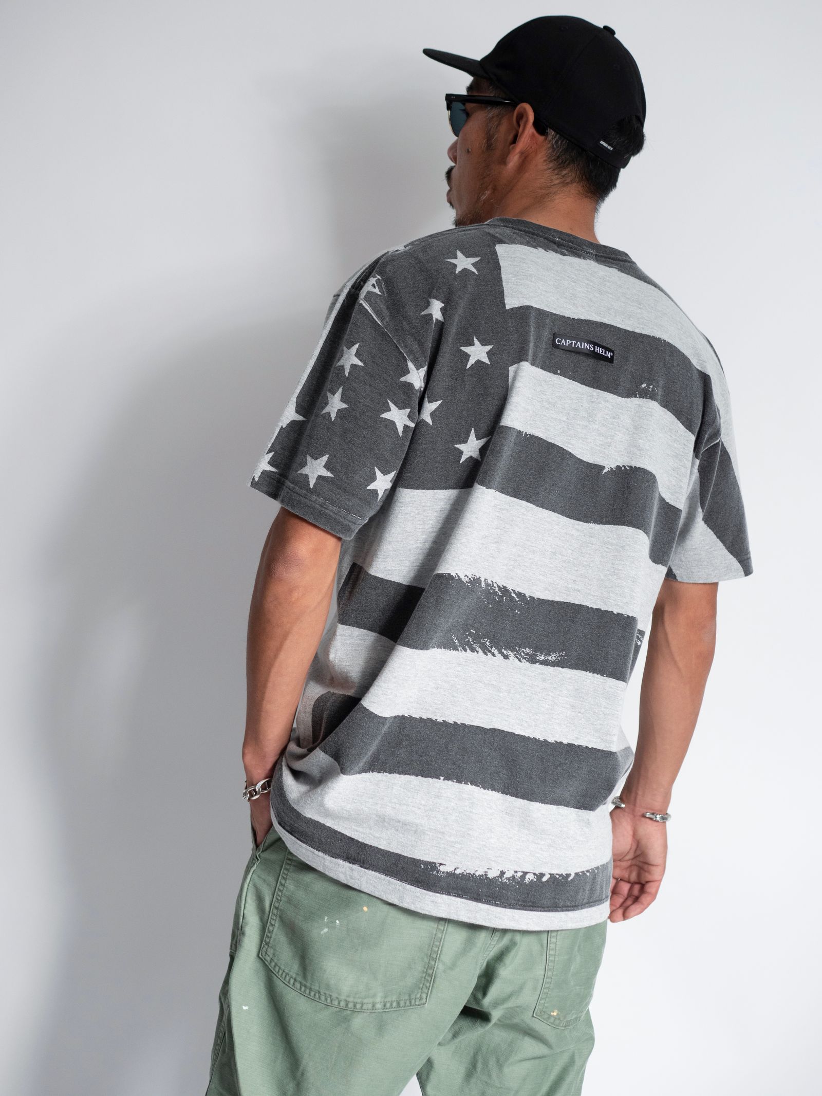 CAPTAINS HELM - AOP FLAG TEE (GRAY) / アメリカンフラッグ バック