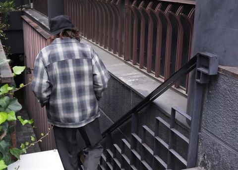 生地感の違いで変化を付けた大人のストリートスタイル