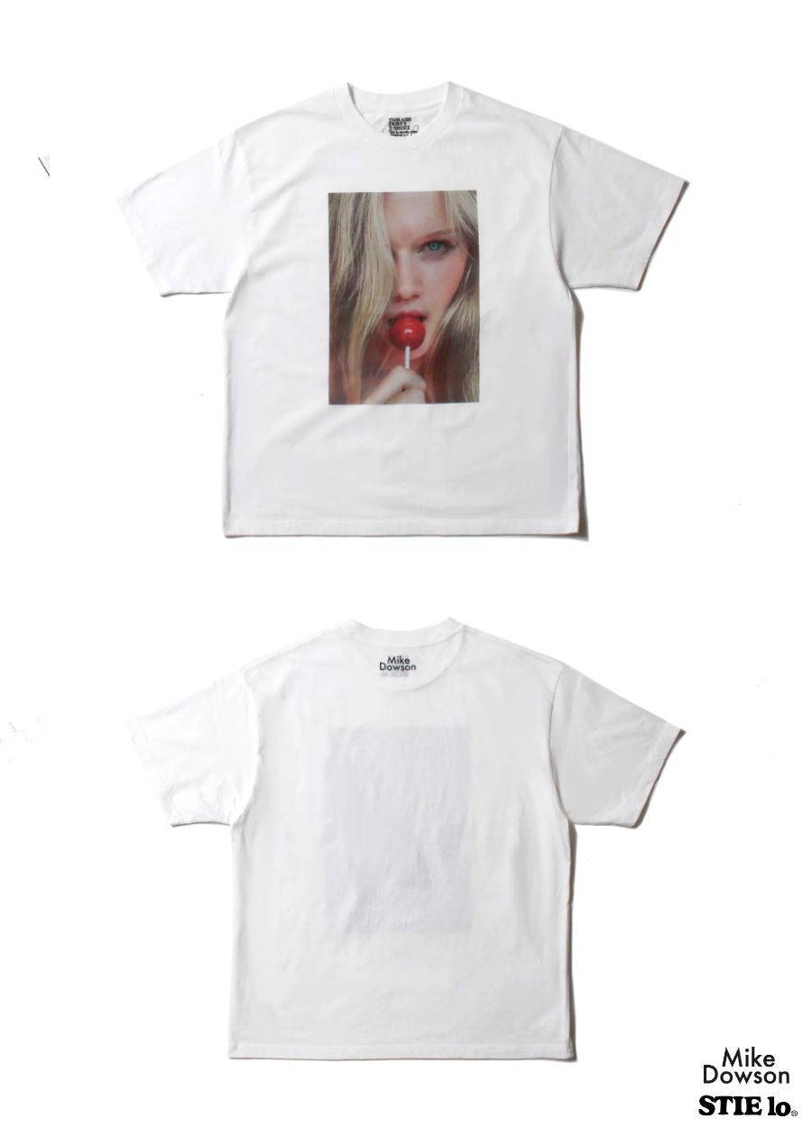 Stie-lo × Mike Dowson T-SH (WHITE) / ×スティーロ×マイク・ドーソン コラボフォトT