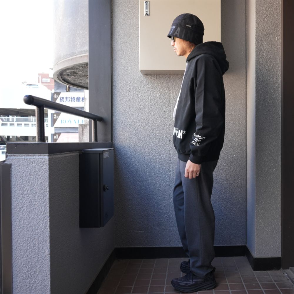 TM LOGO HOODIE (BLACK) / ロゴ プリント スウェット パーカー