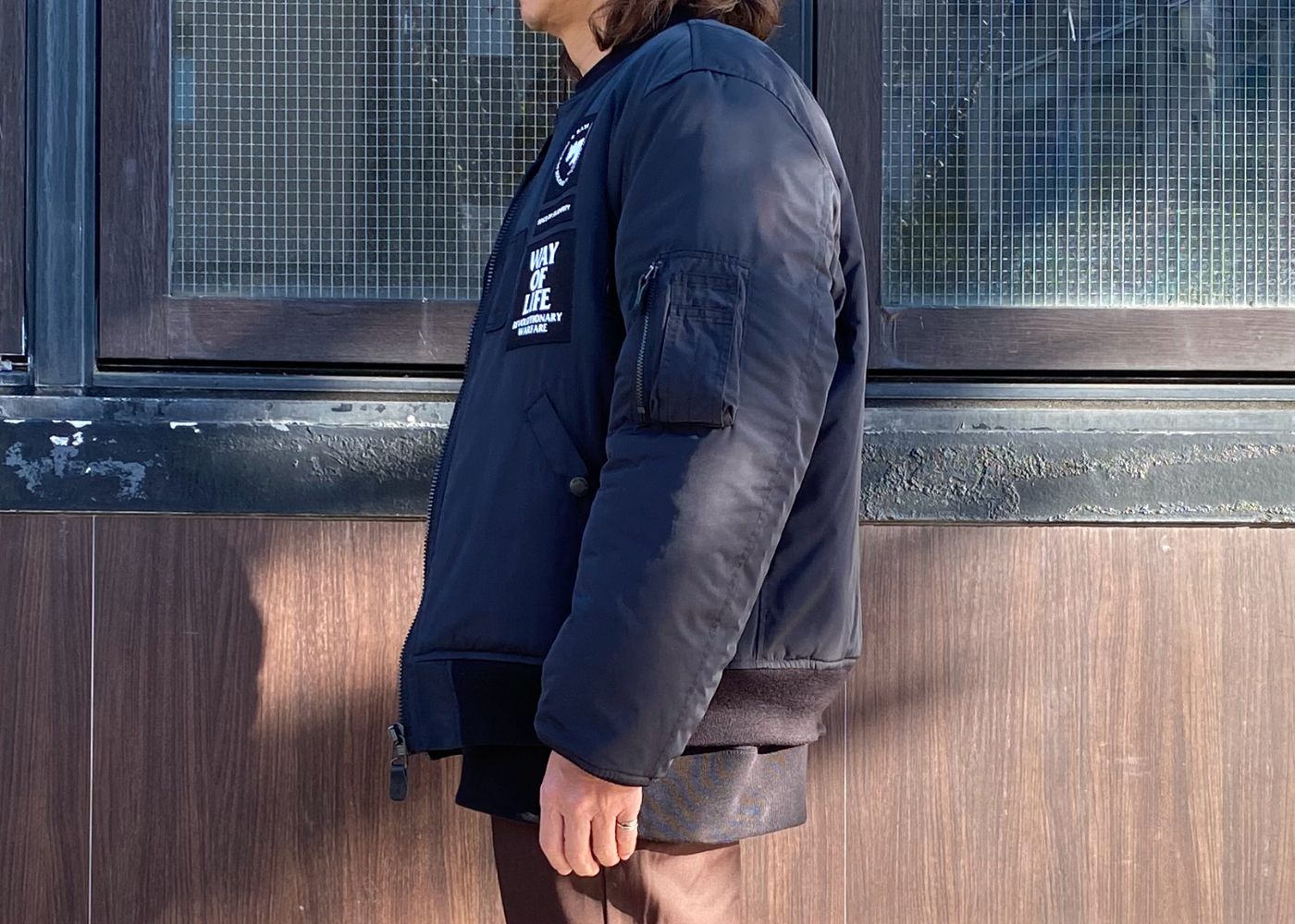 豪華グラフィックが載ったMA-1が引き立つ無骨なアメカジスタイル