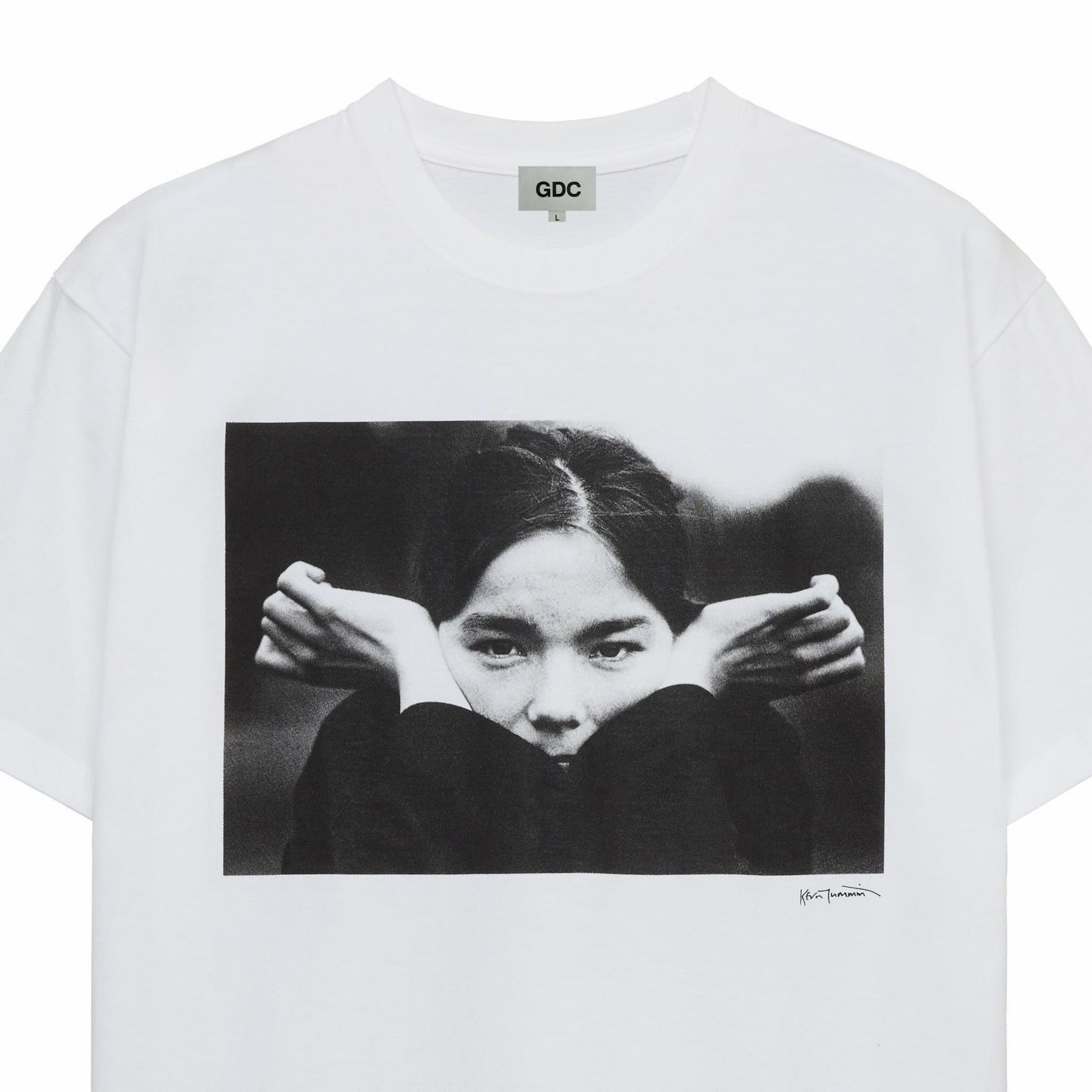 【Bjork by Kevin Cummins×GDC】Monochrome Tee (WHITE) / ×Bjork by Kevin Cummins コラボ Tシャツ