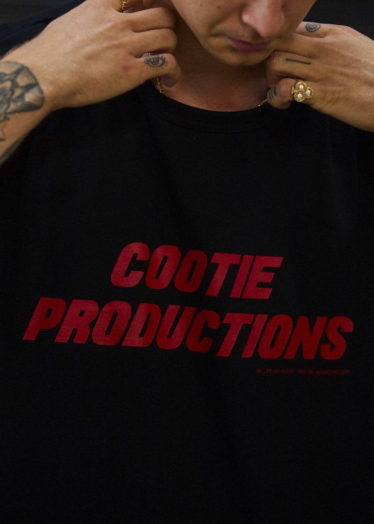 一枚で着ても存在感のあるシルエットを構築出来るCOOTIEのロングスリーブTシャツ好評発売中。