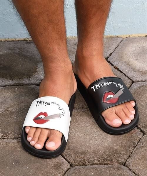 リゾートスタイルのお供としてだけでなく、キレイめコーディネートのハズしにも使えるTMTのシャワーサンダルが今期も登場。