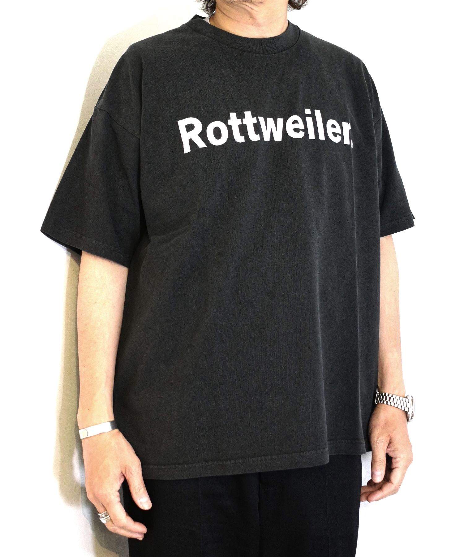 ROTTWEILER - PIGMENT CLASSIC TEE (CHARCOAL) / ピグメント染め プリント Tシャツ | LOOPHOLE