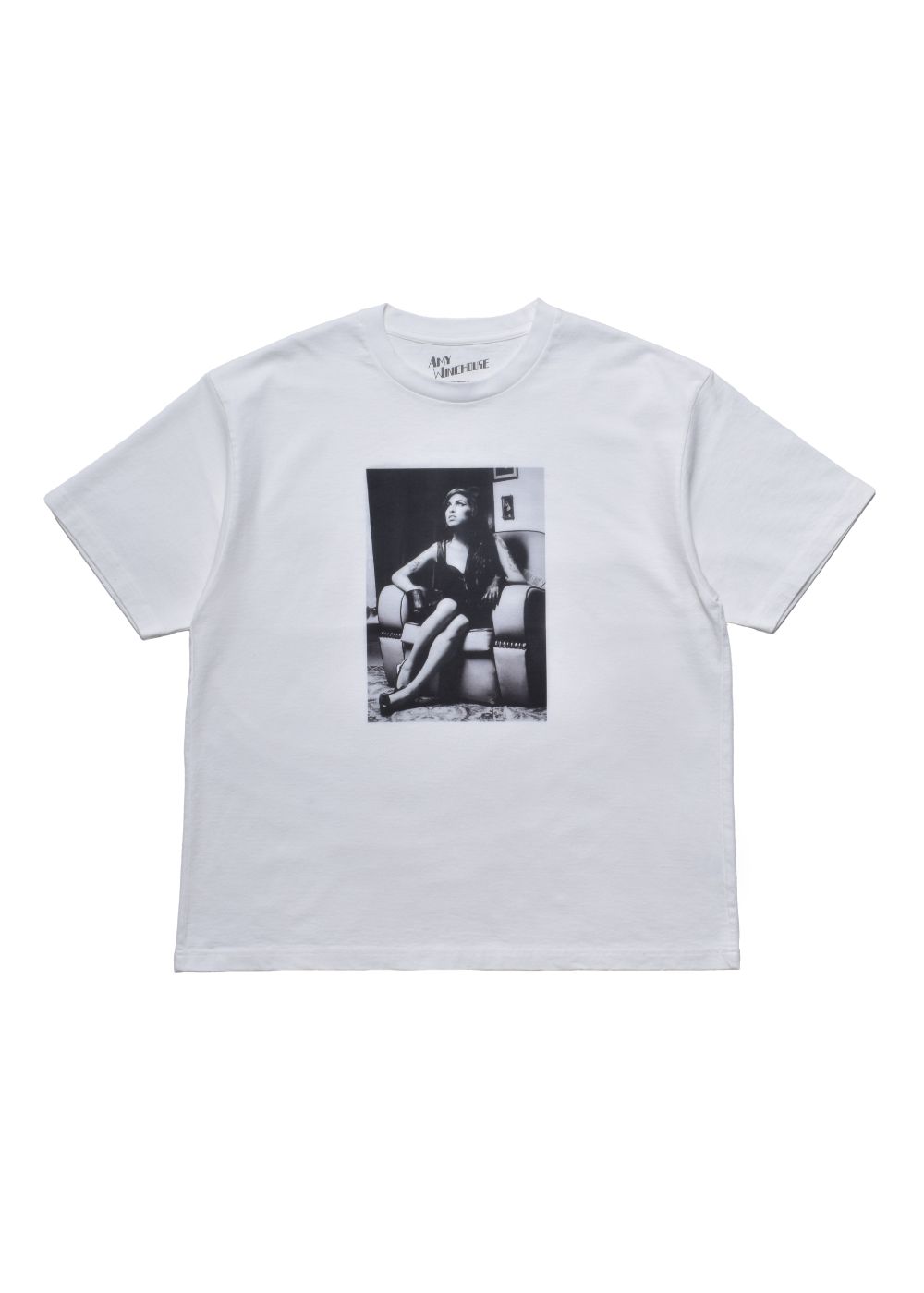 Amy Winehouse "Sitting On A Chair" Photo S/S Tee (WHITE) / エイミー・ワインハウス コラボ Tシャツ