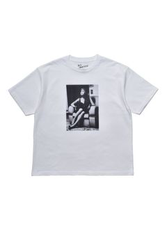 Amy Winehouse "Sitting On A Chair" Photo S/S Tee (WHITE) / エイミー・ワインハウス コラボ Tシャツ