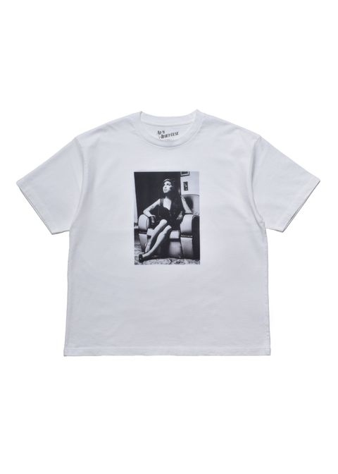 Amy Winehouse "Sitting On A Chair" Photo S/S Tee (WHITE) / エイミー・ワインハウス コラボ Tシャツ