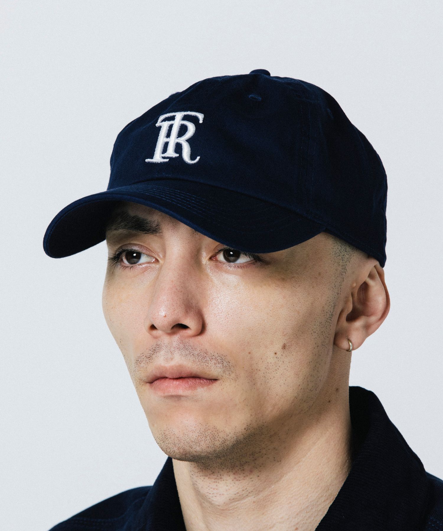 RT CAP (NAVY) / ロゴ刺繍 ダッド キャップ。