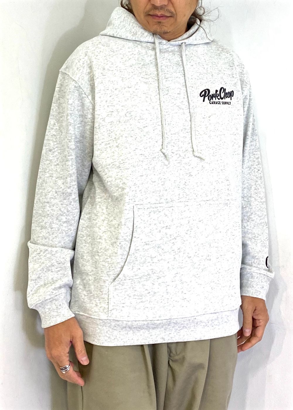 SCRIPT PORK HOODIE (ASH) / ロゴ スウェットパーカー