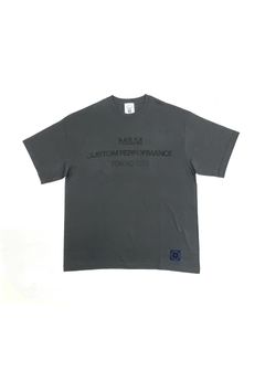 PRINT TEE (SLATE GRAY) / ステンシル ロゴ プリント Tシャツ