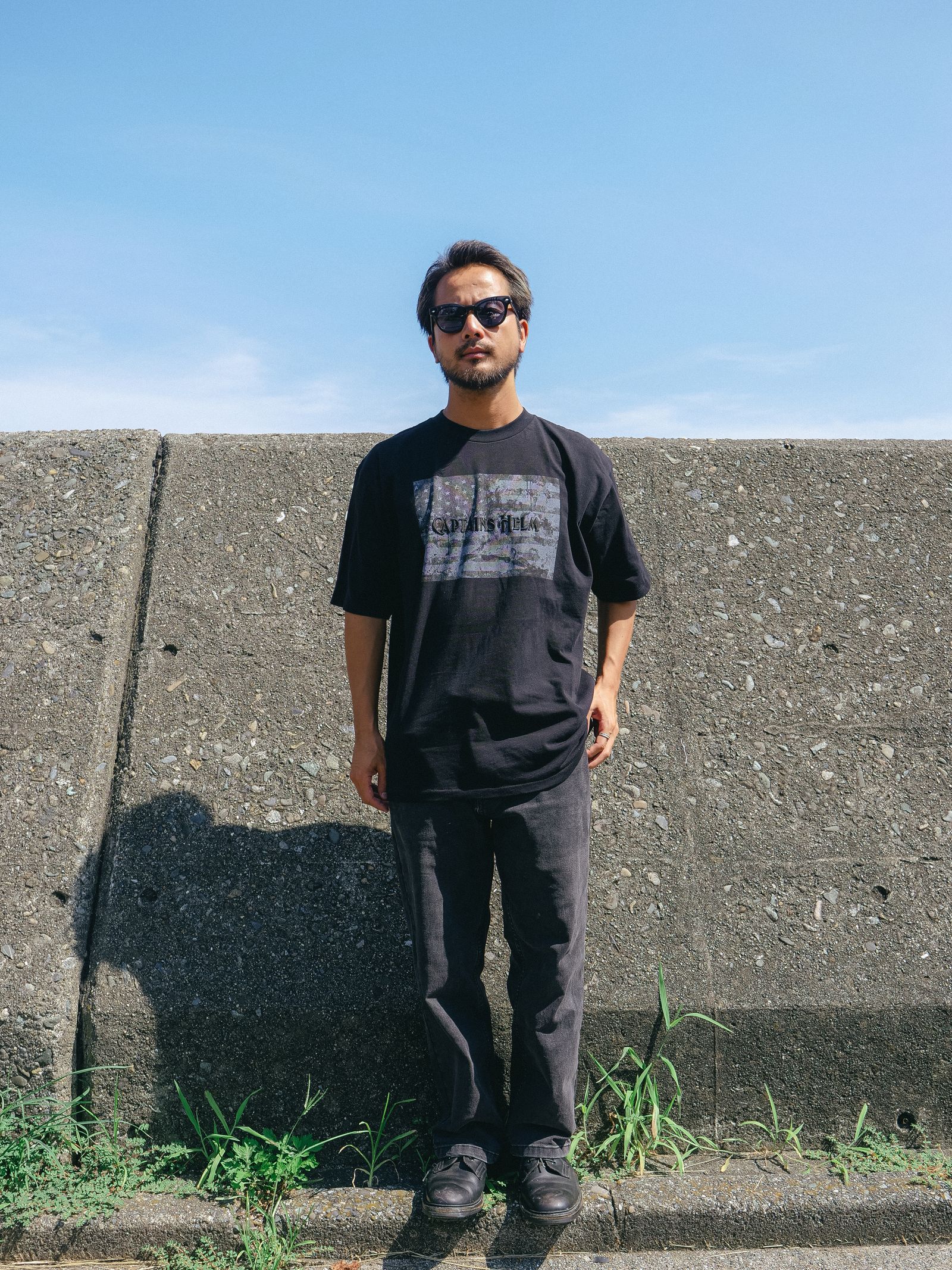 CAPTAIN’S FLAG TEE (BLACK) / ロゴ刺繍&アメリカンフラッグ プリント Tシャツ