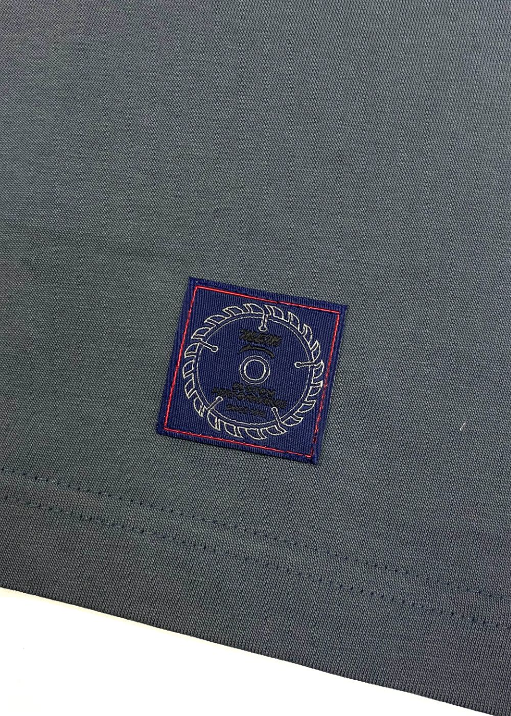 PRINT TEE (SLATE GRAY) / ステンシル ロゴ プリント Tシャツ