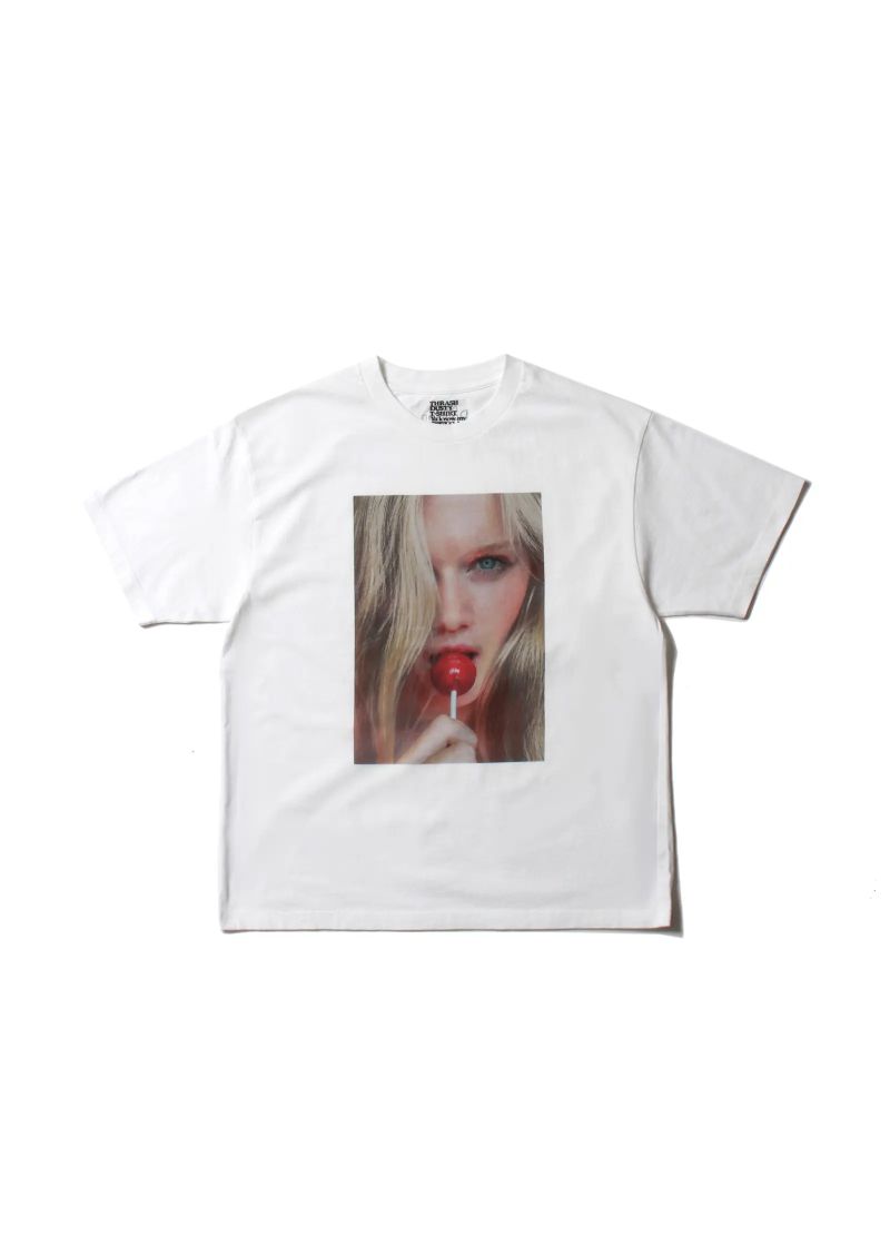 Stie-lo × Mike Dowson T-SH (WHITE) / ×スティーロ×マイク・ドーソン コラボフォトT