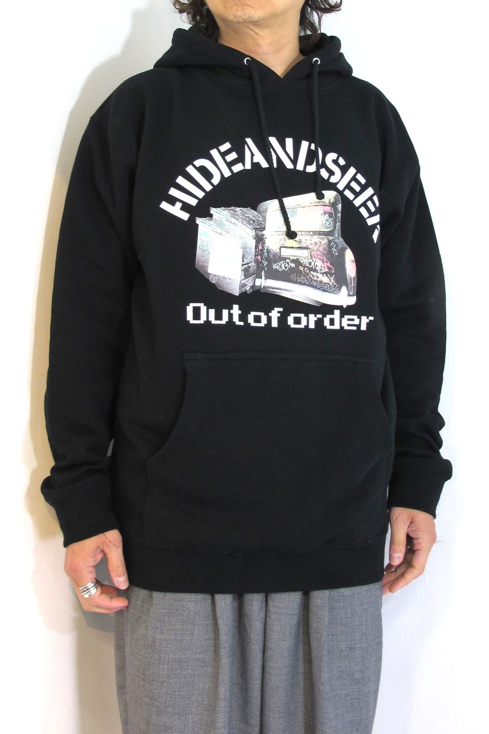 HIDE AND SEEK - OUT OF ORDER HOODED SWEAT SHIRT (BLACK) / アウト
