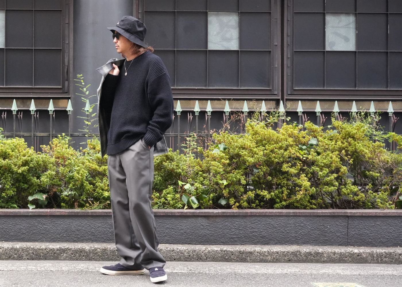 生地感の違いで変化を付けた大人のストリートスタイル