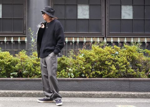 生地感の違いで変化を付けた大人のストリートスタイル