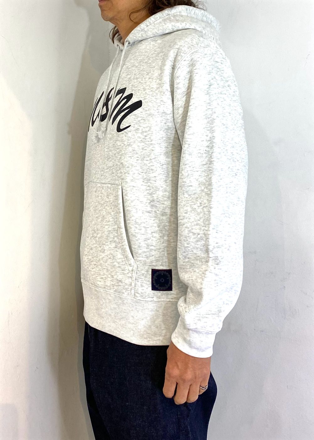 Logo Hoodie (ASH) / ロゴ プリント スウェットパーカー