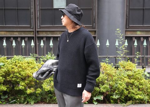 生地感の違いで変化を付けた大人のストリートスタイル