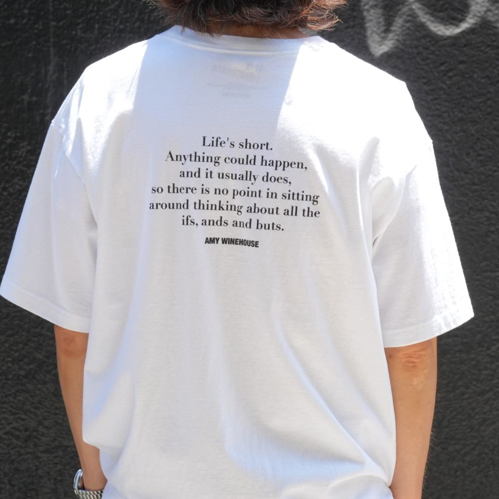 Amy Winehouse "Lean On A Car" Photo S/S Tee (WHITE) / エイミー・ワインハウス コラボ Tシャツ