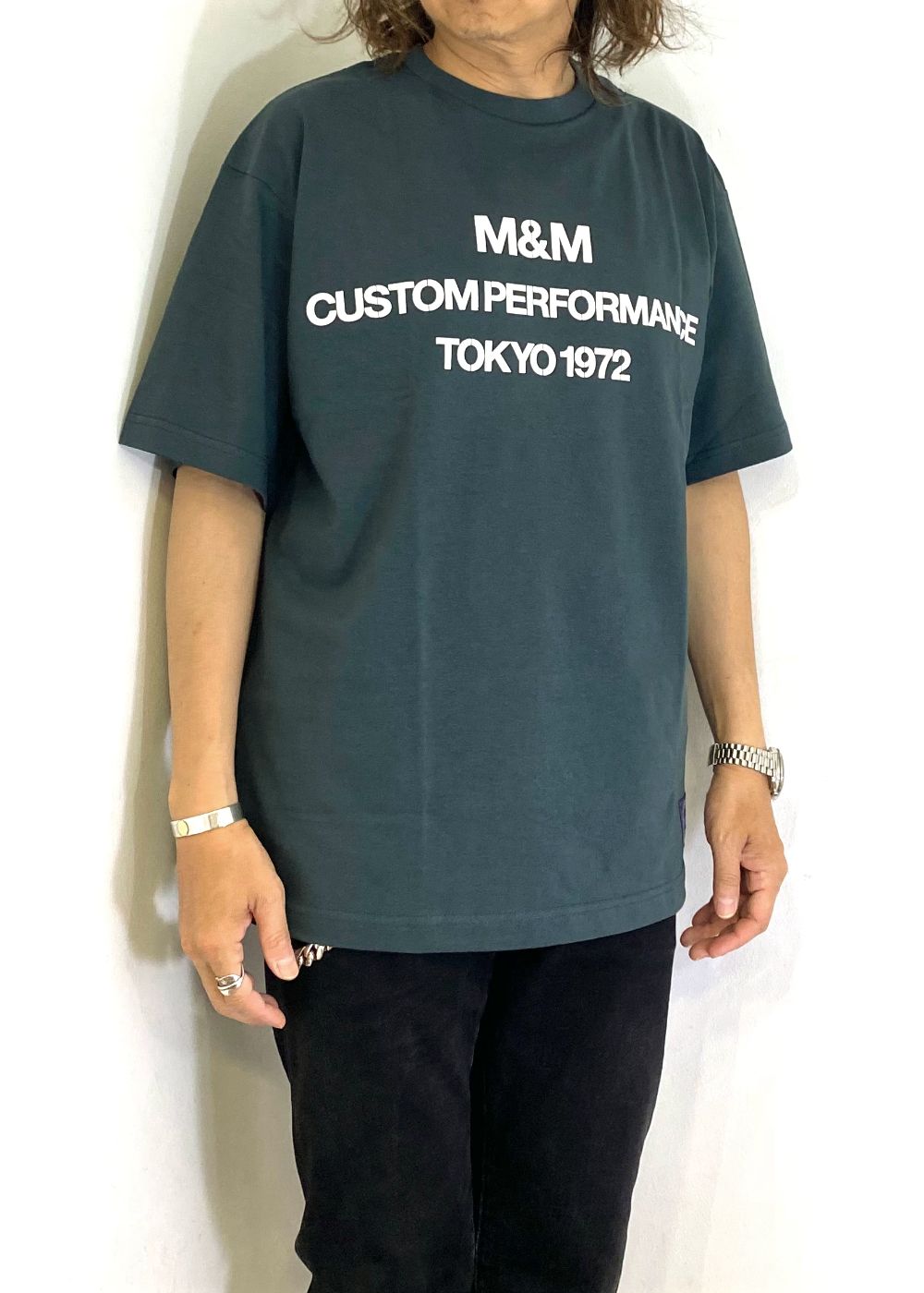 PRINT TEE (GRAYISH GREEN) / ステンシル ロゴ プリント Tシャツ