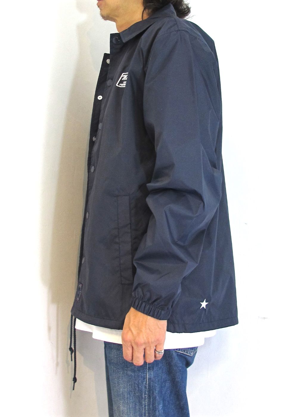 LOOPHOLE 20th ANNIVERSARY PRINT WINDBREAKER (NAVY) / ループホール20周年記念 コーチジャケット