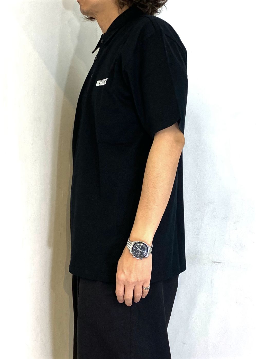 HIDE AND SEEK - Polo S/S Shirt (BLACK) / ロゴプリント