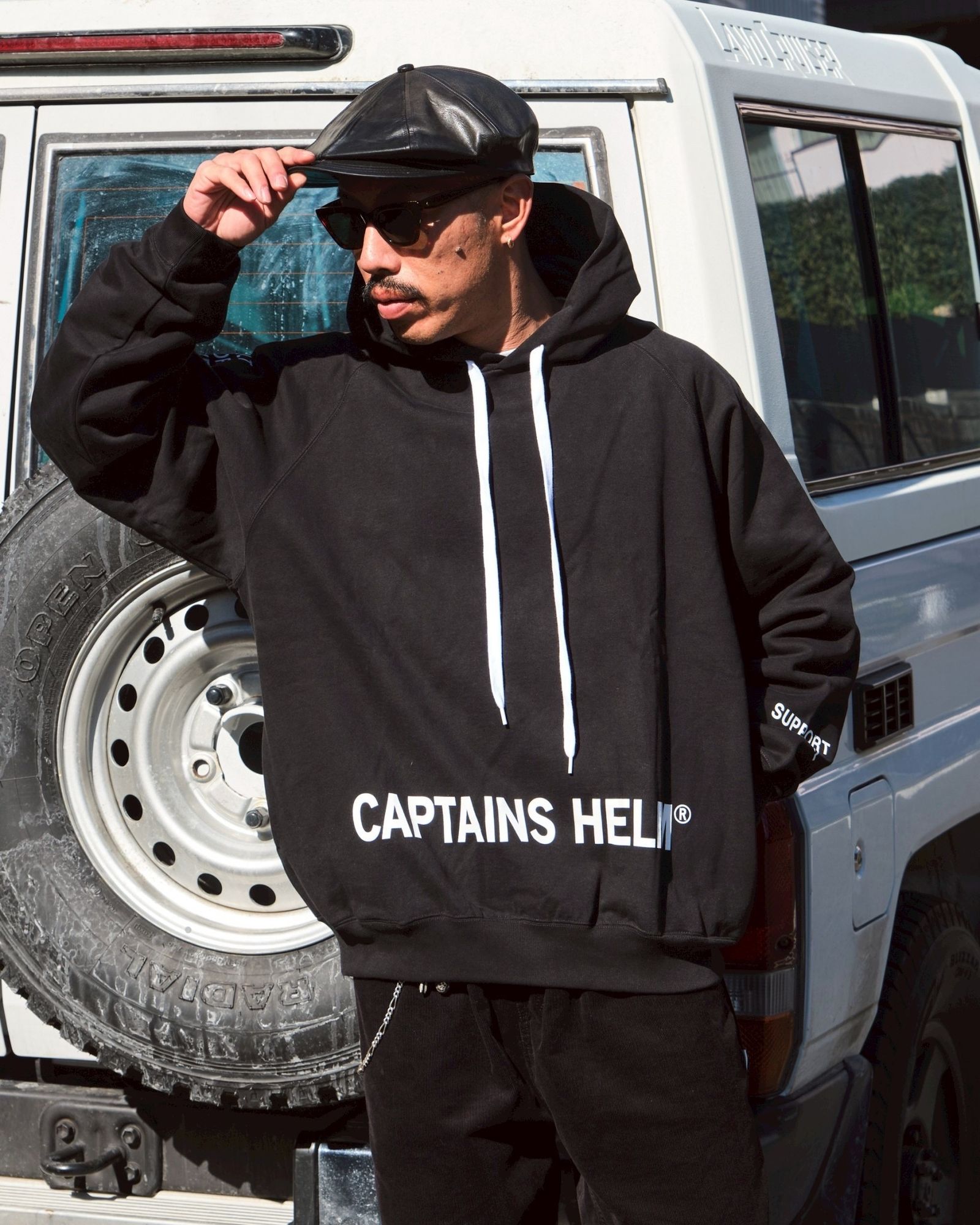 TM LOGO HOODIE (BLACK) / ロゴ プリント スウェット パーカー