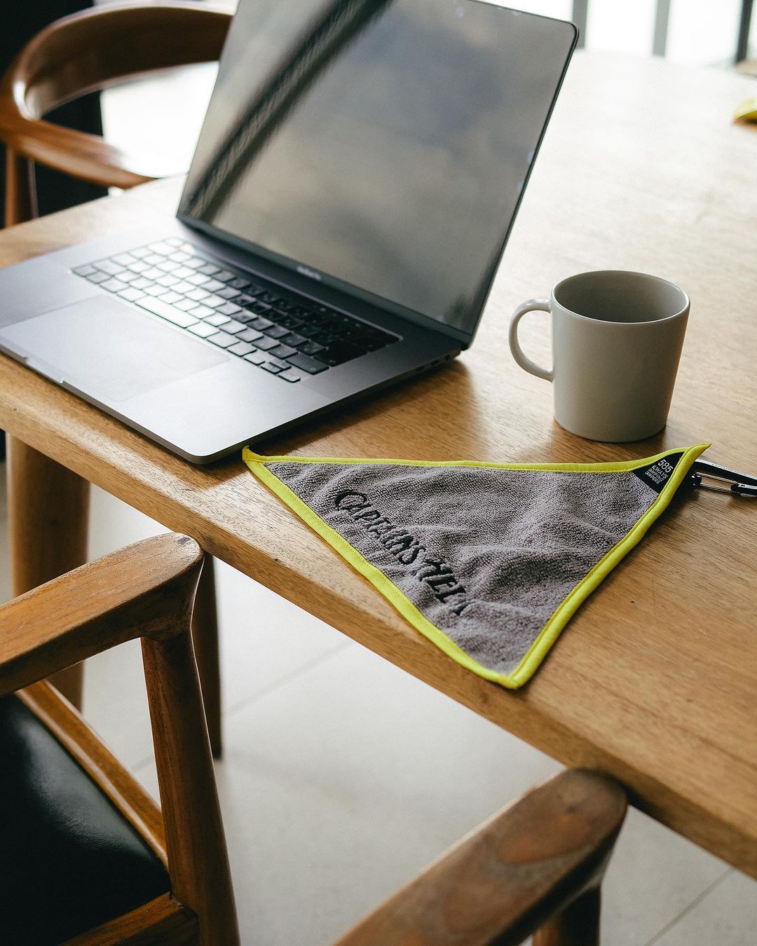 TRIANGLE MICRO FIBER CLEANER (GRAY×YELLOW) / カラビナ付き マイクロファイバー クロス
