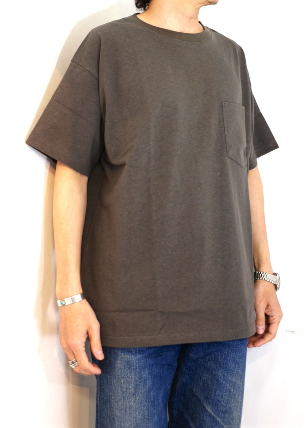 VELVA SHEEN Ex.S/S POCKET TEE "PIERCE" (CHARCOAL) / ベルバシーン コラボ ポケットTシャツ