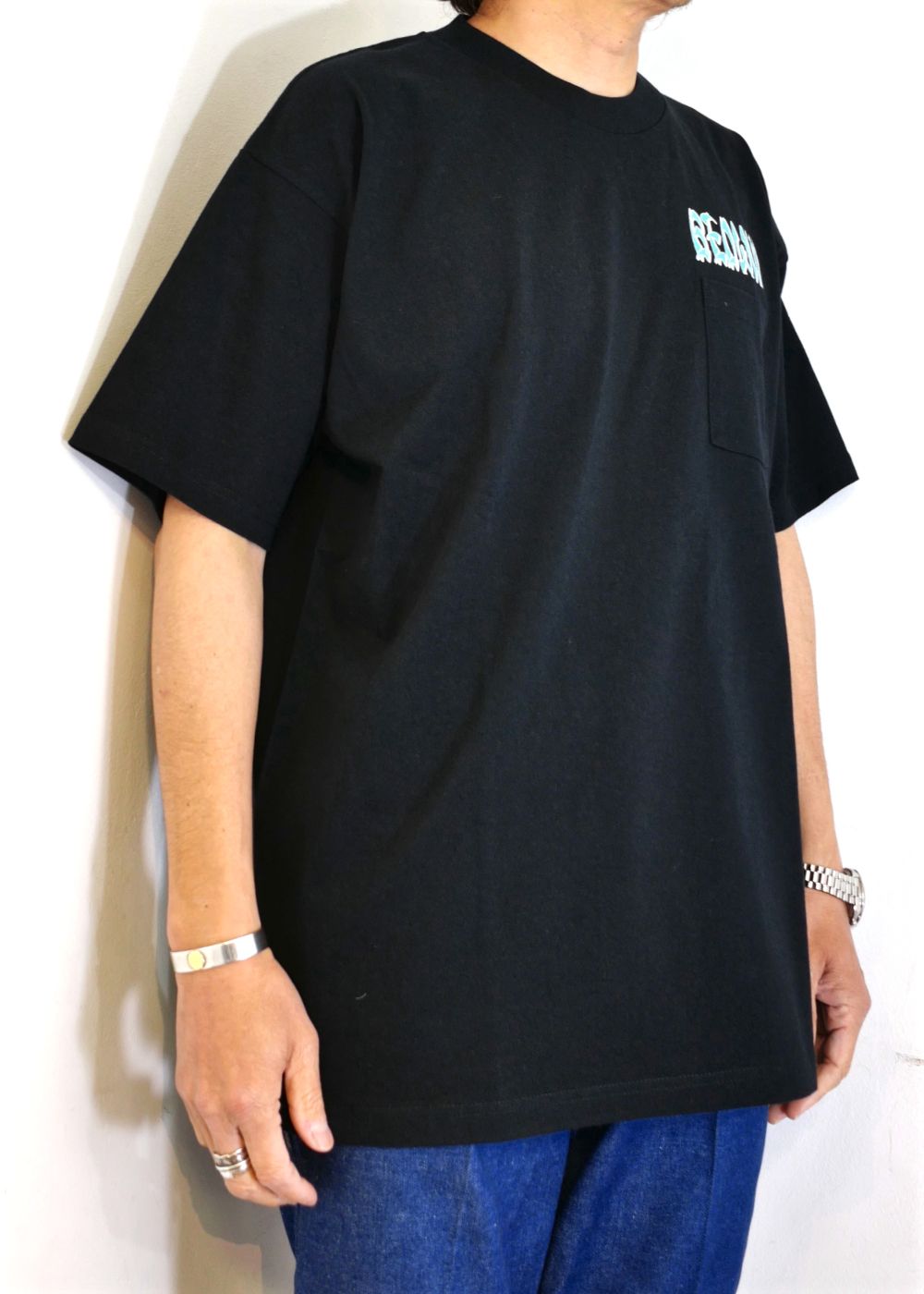 S/S POCKET TEE "PHIL" (BLACK) / ロゴ プリント ポケット Tシャツ