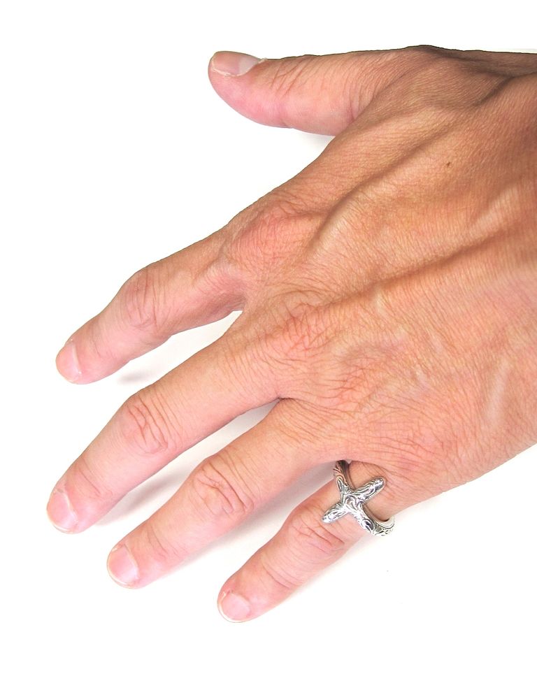ANTIDOTE BUYERS CLUB - ENGRAVED CROSS RING (SILVER) / オーナメント 