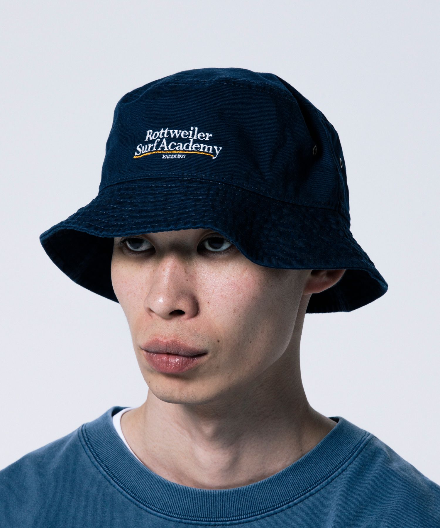 SURF ACADEMY HAT (NAVY) / ロゴ刺繍 バケット ハット。