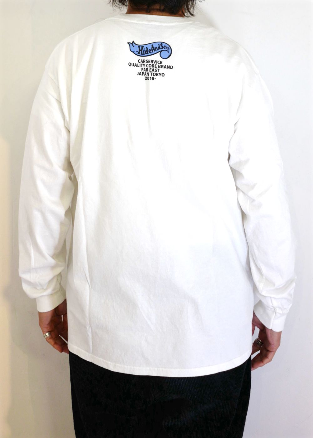 HIDE AND SEEK - ×CARSERVICE L/S Tee-2 (WHITE) / カーサービス HIDE AND SEEK - ×CARSERVICE L/S Tee-2 (WHITE) / カーサービス