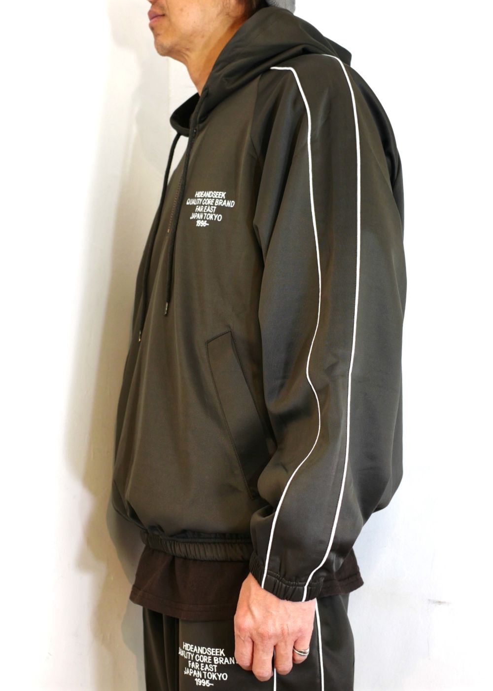 HIDE AND SEEK - JERSEY HALF ZIP HOODED (BLACK) / セットアップ 