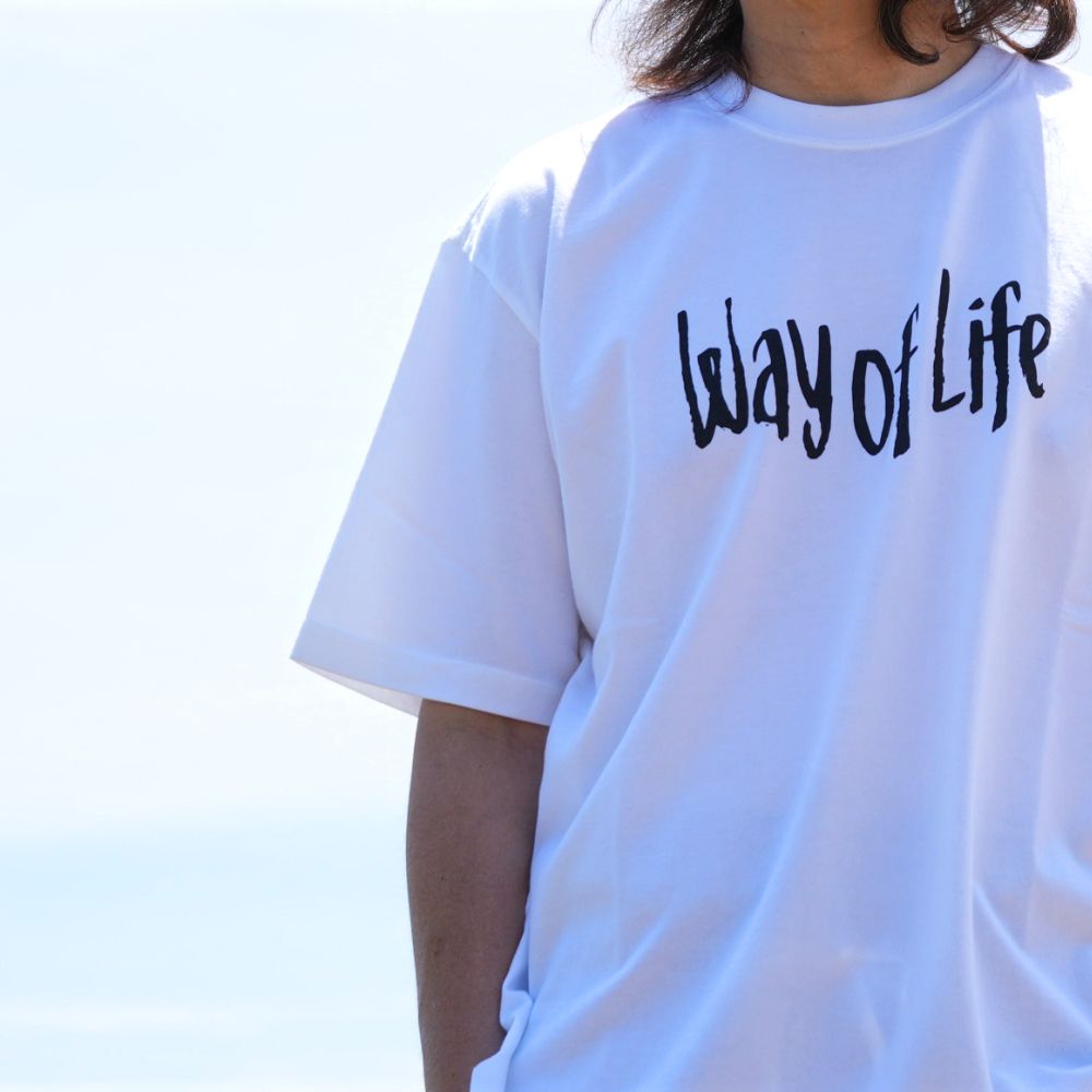 WAY OF LIFE TEE (WHITE) / スローガン プリント Tシャツ