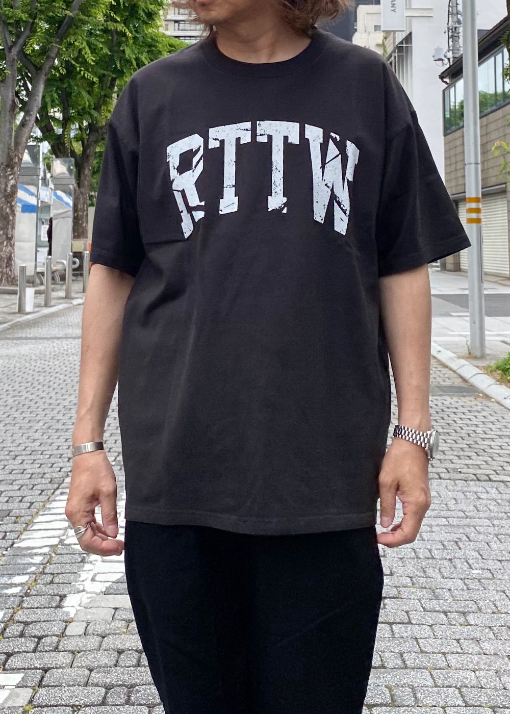 RTTW TEE (JET) / カレッジ ロゴ プリント Tシャツ
