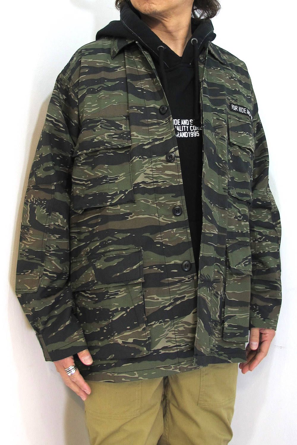 ミリタリーアイテムながら気軽に羽織れるHIDEANDSEEK / BDU L/S SHIRT