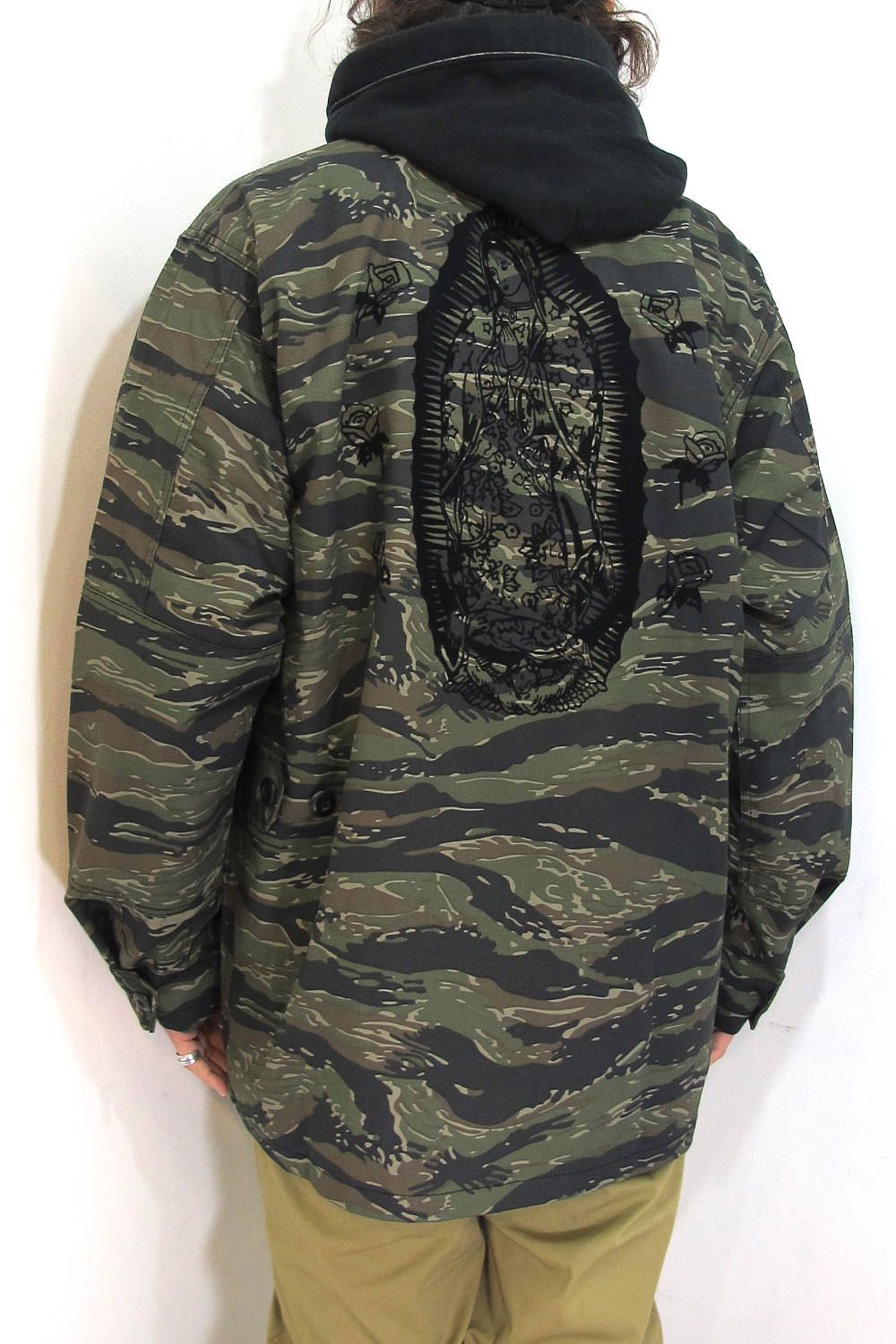 ミリタリーアイテムながら気軽に羽織れるHIDEANDSEEK / BDU L/S SHIRT