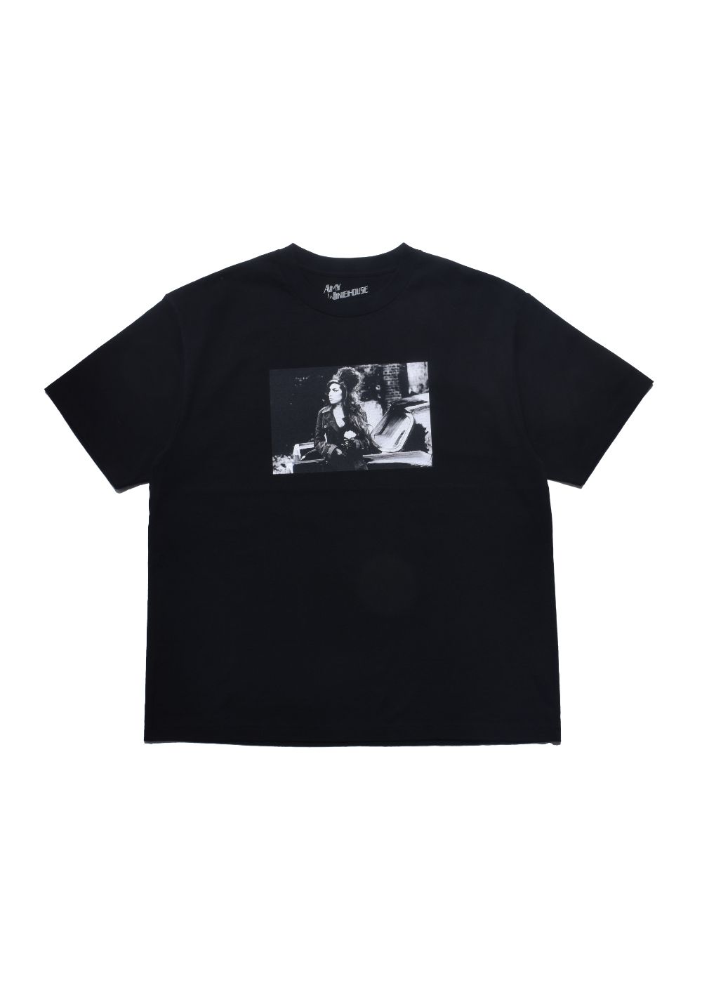 Amy Winehouse "Lean On A Car" Photo S/S (BLACK) / エイミー・ワインハウス コラボ Tシャツ
