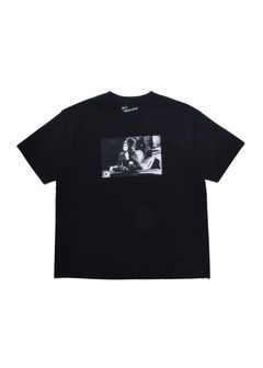 Amy Winehouse "Lean On A Car" Photo S/S (BLACK) / エイミー・ワインハウス コラボ Tシャツ