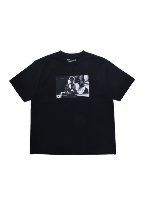 Amy Winehouse "Lean On A Car" Photo S/S (BLACK) / エイミー・ワインハウス コラボ Tシャツ