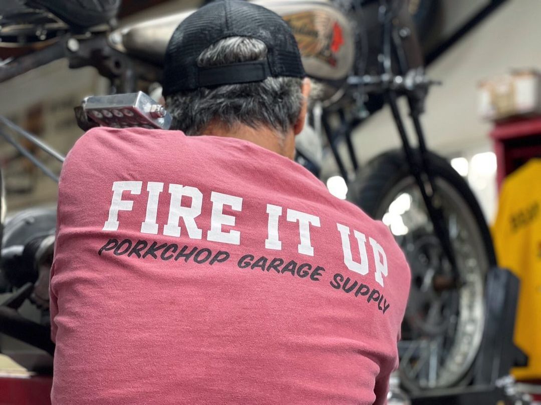 FIRE BLOCK POCKET TEE (CRIMSON RED) / ロゴ プリント ポケットTシャツ