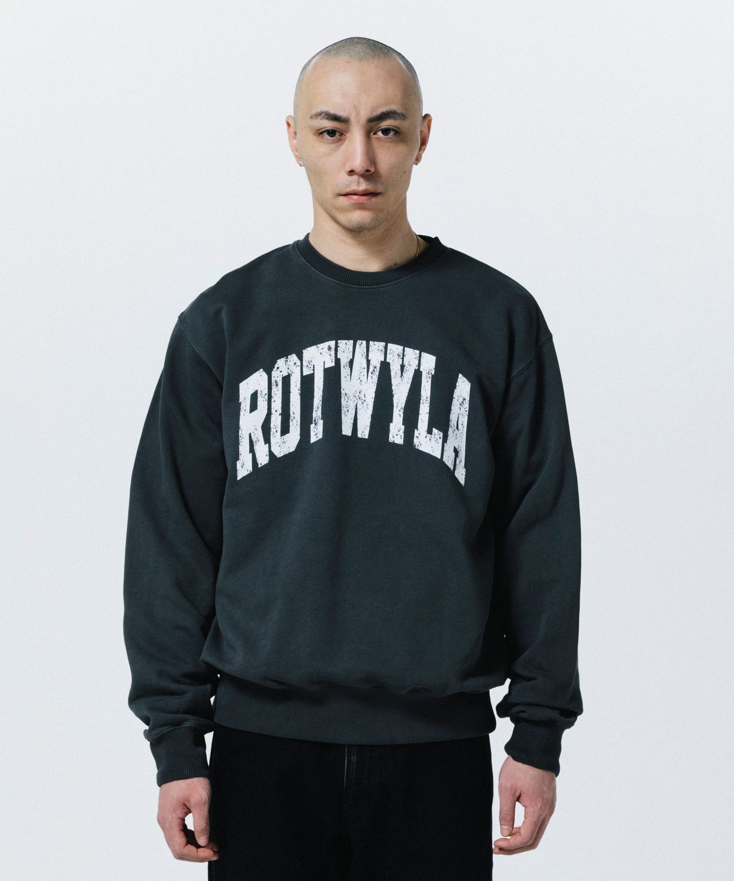 ROTWYLA SWEAT (BLACK) / カレッジロゴ プリント ピグメント スウェット