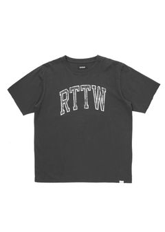R9 RTTW TEE (BLACK) / カレッジロゴ プリント オリジナル Tシャツ