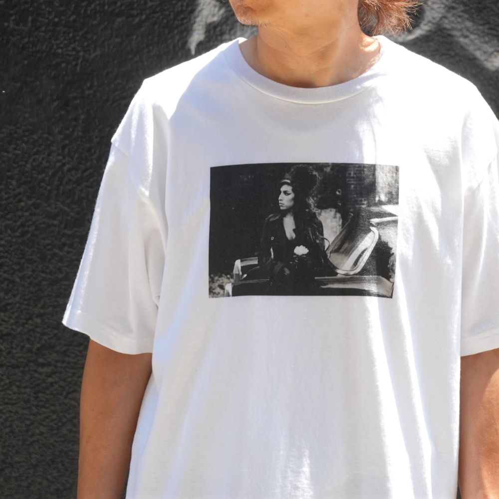 Amy Winehouse "Lean On A Car" Photo S/S Tee (WHITE) / エイミー・ワインハウス コラボ Tシャツ