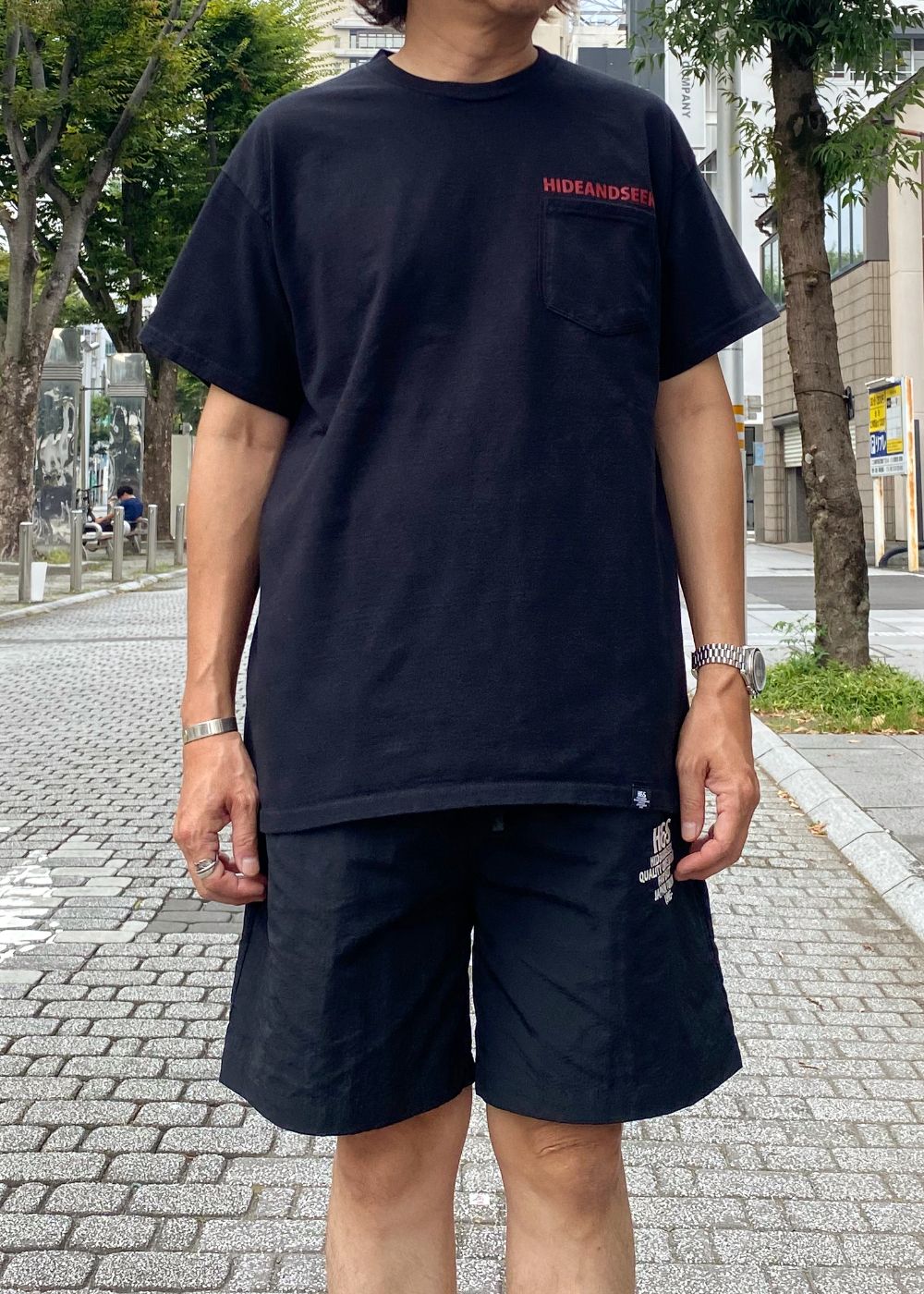 Pocket S/S Tee (BLACK) / ロゴ プリント ポケット Tee