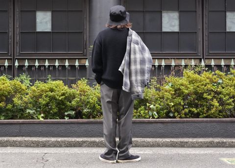 生地感の違いで変化を付けた大人のストリートスタイル